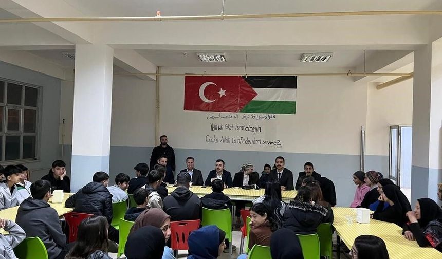 Dicle Kaymakamı Atış, öğrencilerle iftarda bir araya geldi