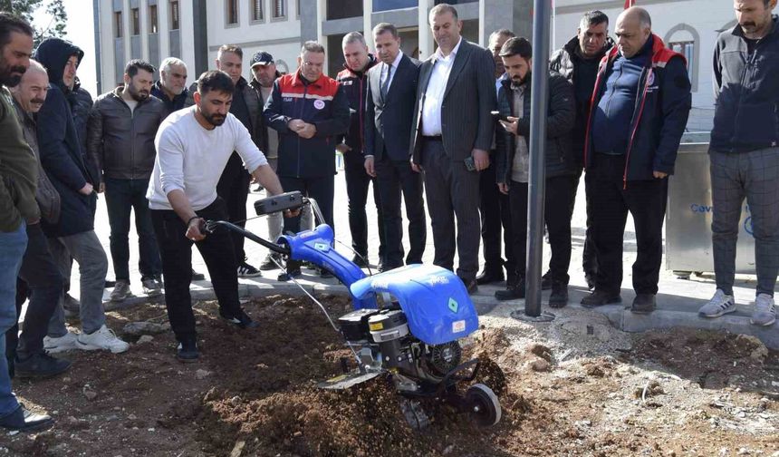 Dicle'de modern bağcılığa yönelik çiftçilere tarım aletleri dağıtıldı