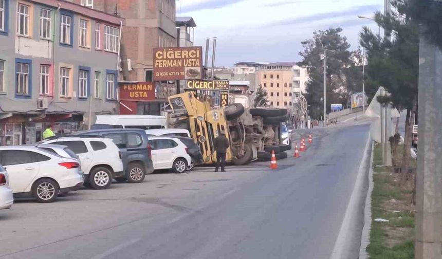 Diyarbakır'da devrilen tır park halindeki 7 araca çarptı