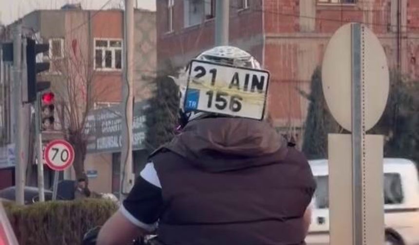 Diyarbakır'da düşen plakasını kaskına bantlayıp trafikte ilerledi