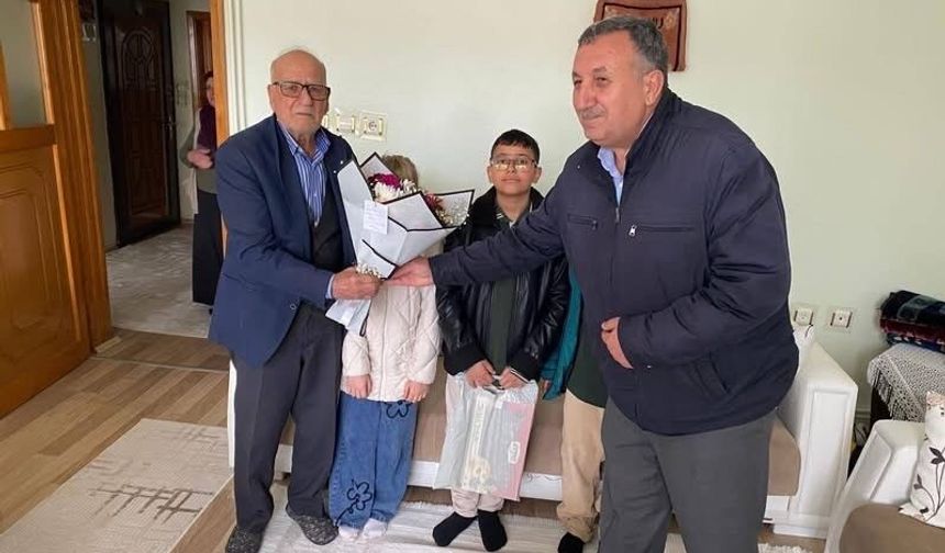 Diyarbakır'da öğrenciler, emekli öğretmenleri unutmadı