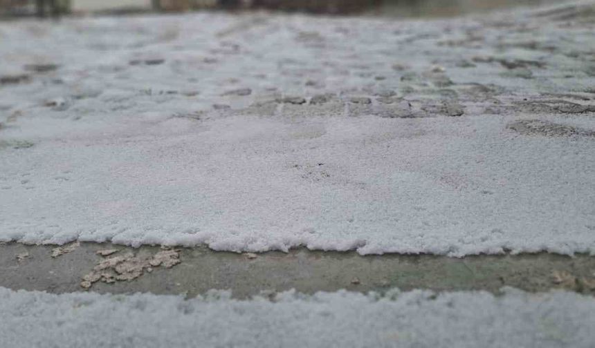 Silvan'da etkili olan dolu etrafı beyaza bürüdü