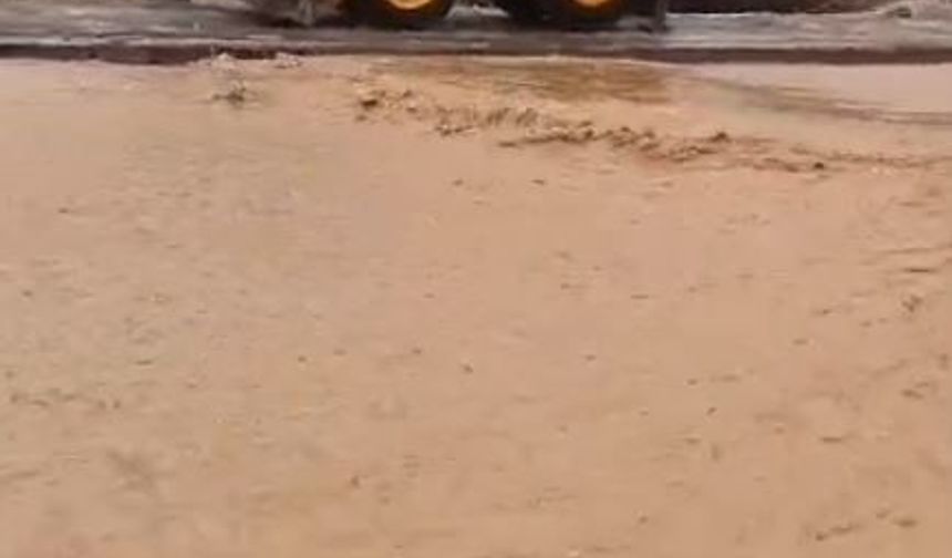 Gaziantep'te yoğun yağış yolları göle çevirdi