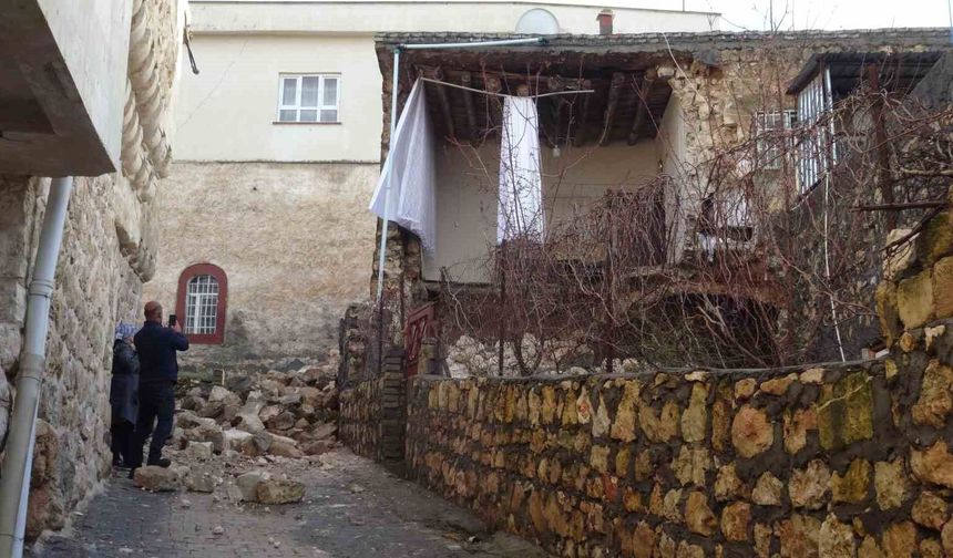 Gercüş'te sağanak yağışlara dayanamayan ev çöktü