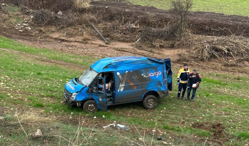 Kargo aracı takla attı: 2 yaralı