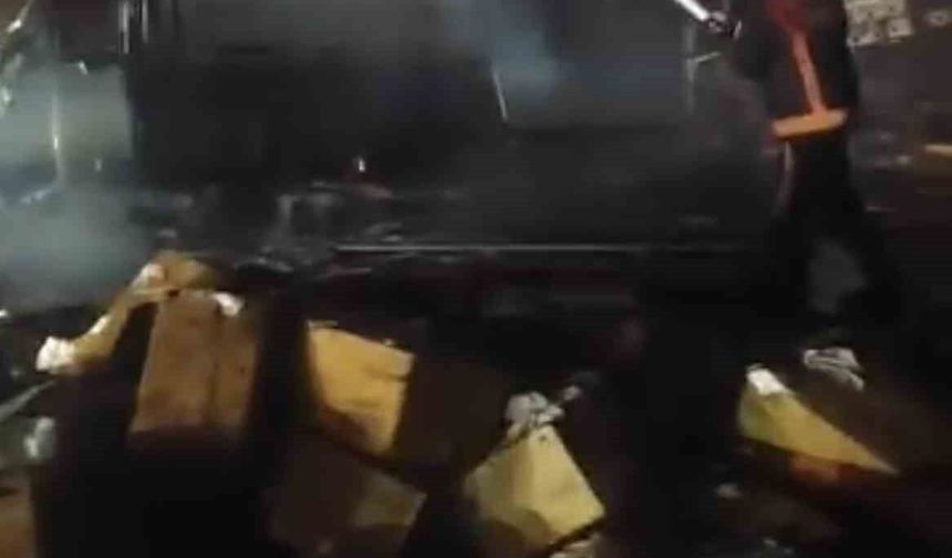 Peçete yüklü tır alevlere teslim oldu