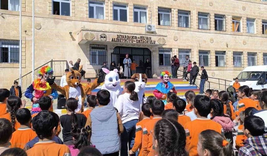 Silvan Anadolu Lisesi öğrencilerinden, çocukları sevindiren anlamlı proje