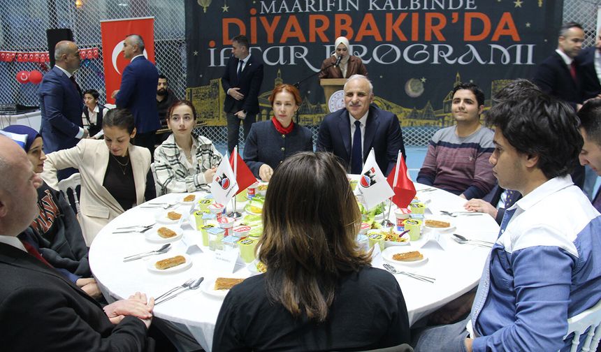 Diyarbakır Valisi iftarda liseli öğrencilerle buluştu