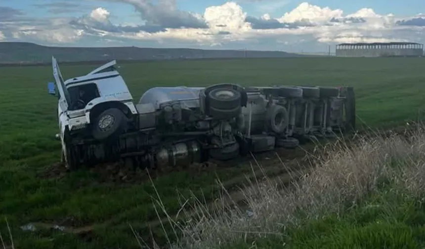 Diyarbakır yolunda TIR tarlaya devrildi