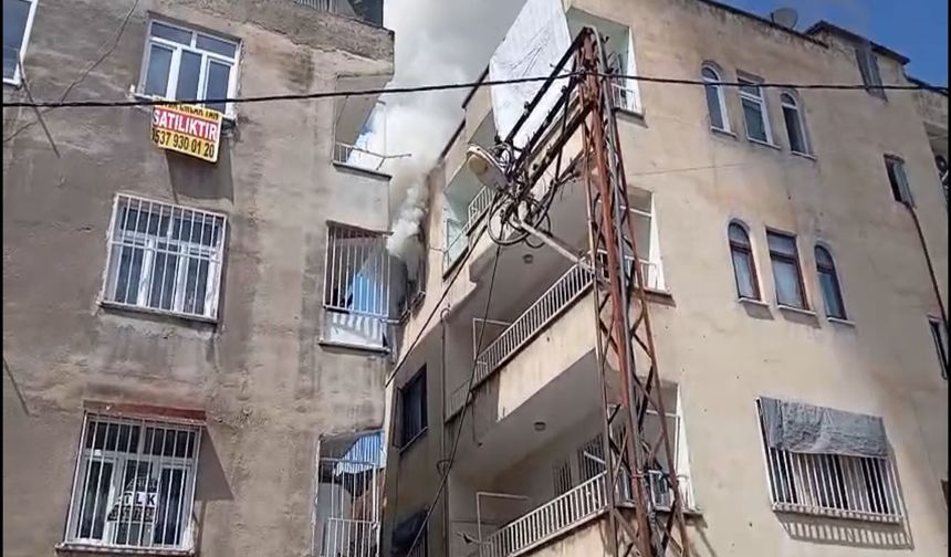 Diyarbakır’da 3 katlı apartmanda yangın