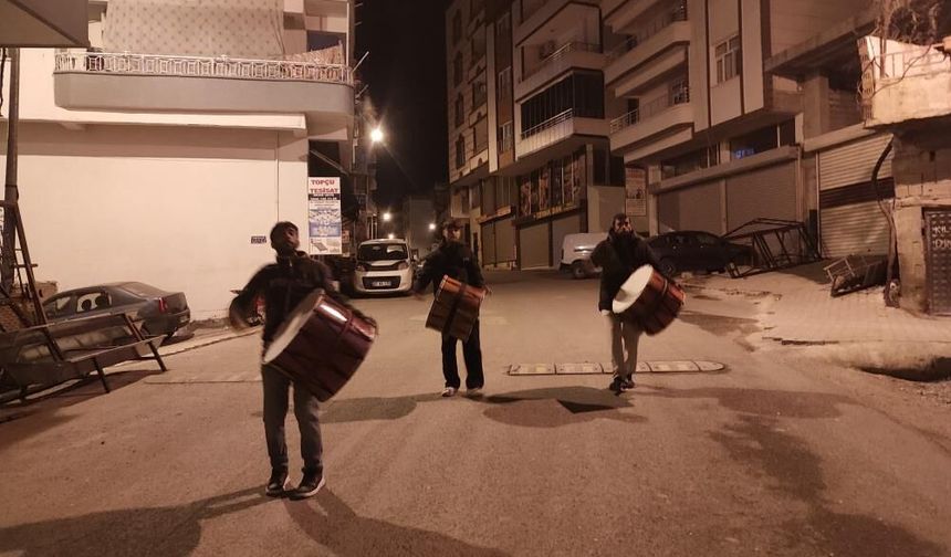 Diyarbakır'da 40 yıldır davul çalarak sahura uyandırıyorlar