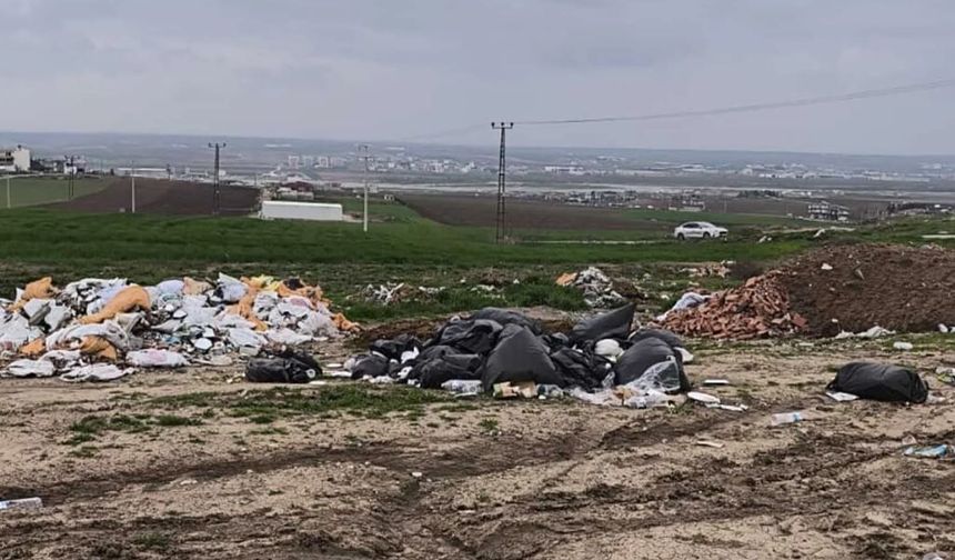 Diyarbakır'da çöp ve molozlar tepkilere yol açtı