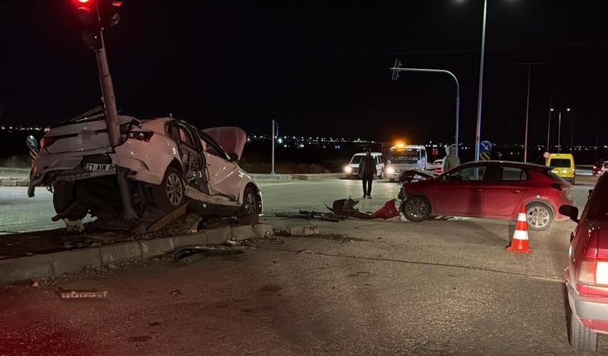 Diyarbakır’da iki otomobil kafa kafaya çarpıştı: 3 yaralı