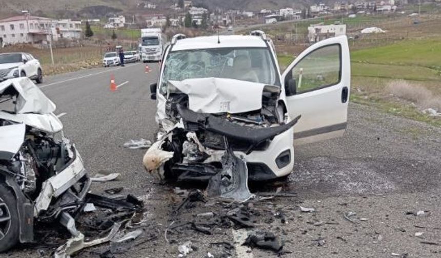 Diyarbakır'da kafa kafaya çarpışma: 6 yaralı
