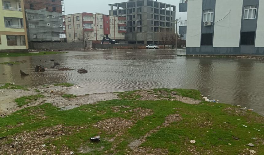 Diyarbakır'da kanalizasyon taşkını: Sokak göle döndü