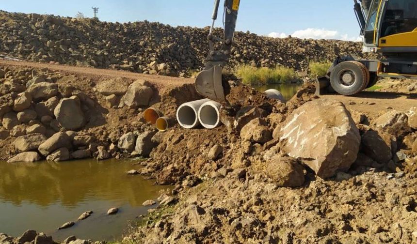 Diyarbakır'da menfez köprü çöktü, ulaşım geçici köprüyle sağlanıyor