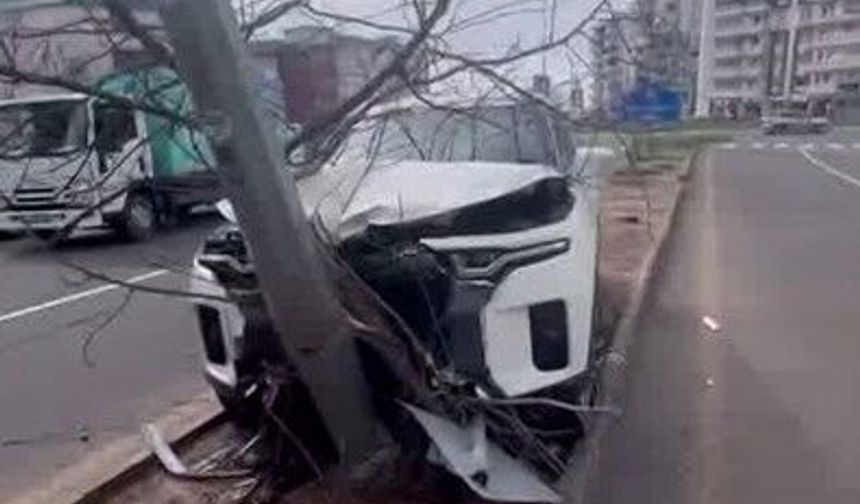 Diyarbakır’da otomobil refüje çıkıp elektrik direğine çarptı: 1 yaralı