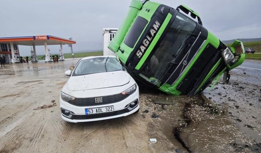 Diyarbakır'da TIR otomobilin üzerine devrildi! O anlar kamerada