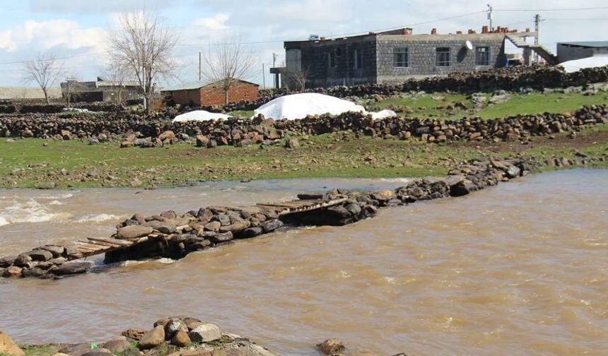 Diyarbakır’da yol sular altında kaldı: Diyaliz hastası saatlerce bekledi