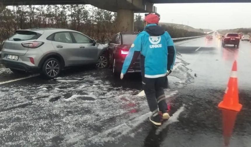 Dolu yağışı zincirleme kazayı beraberinde getirdi: 11 yaralı