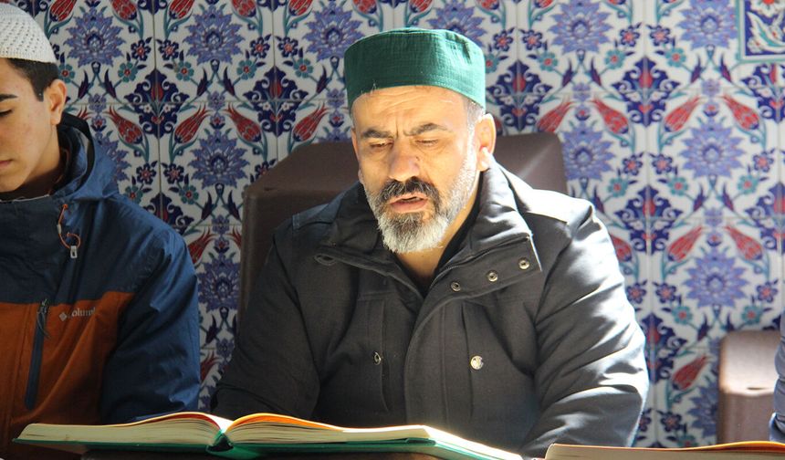 Her gün farklı bir camide ibadet ediyor