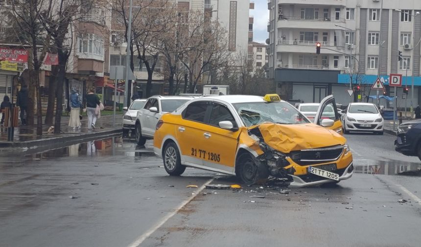 Diyarbakır'da maddi hasarlı trafik kazası