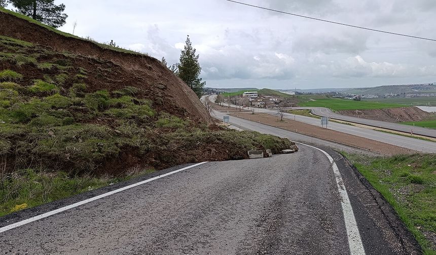 Diyarbakır-Mardin yolunda toprak kayması tehlikesi