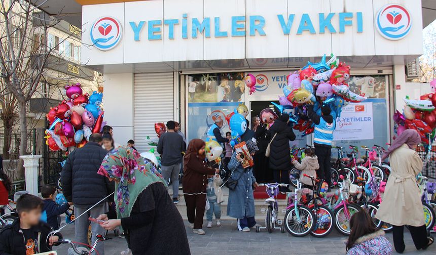 Diyarbakır'da yetim çocuklara bisiklet ve oyuncak hediyesi