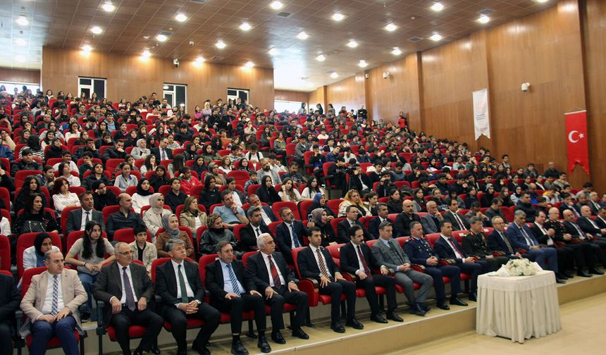 İstiklal Marşı'nın kabulünün 105'inci yılında Mehmet Akif Ersoy Diyarbakır'da anıldı