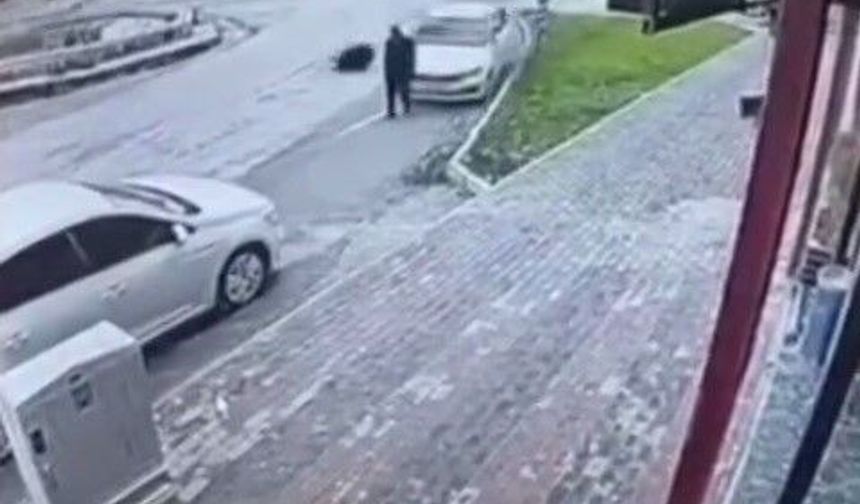 Kontrolden çıkan otomobil yayalara çarptı