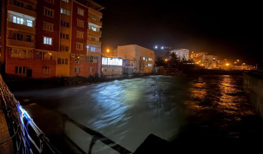 Bitlis Çayı’nda su seviyesi yükseldi, Baykan’da tedbir toplantısı yapıldı