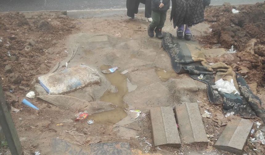 Diyarbakır'da yarım kalan çalışmalar yayaları zor durumda bırakıyor