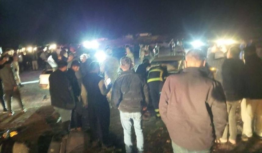 Şanlıurfa'da iki otomobil kafa kafaya çarpıştı: 1 ölü, 8 yaralı