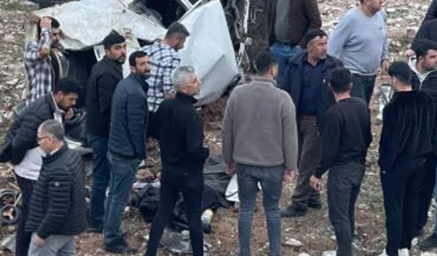 Siirt'te otomobil devrildi: 3 kişi ağır yaralandı