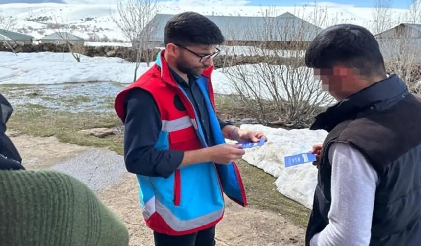 SYDV’den ebeveynlerinden yoksun çocuklara giyim desteği kartı