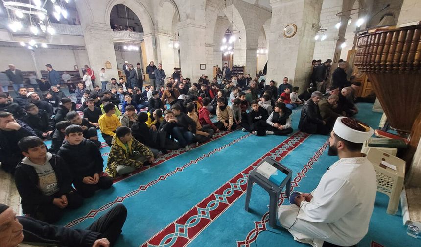 Silvan'da öğrenciler, öğretmenler ve veliler teravih namazında buluştu