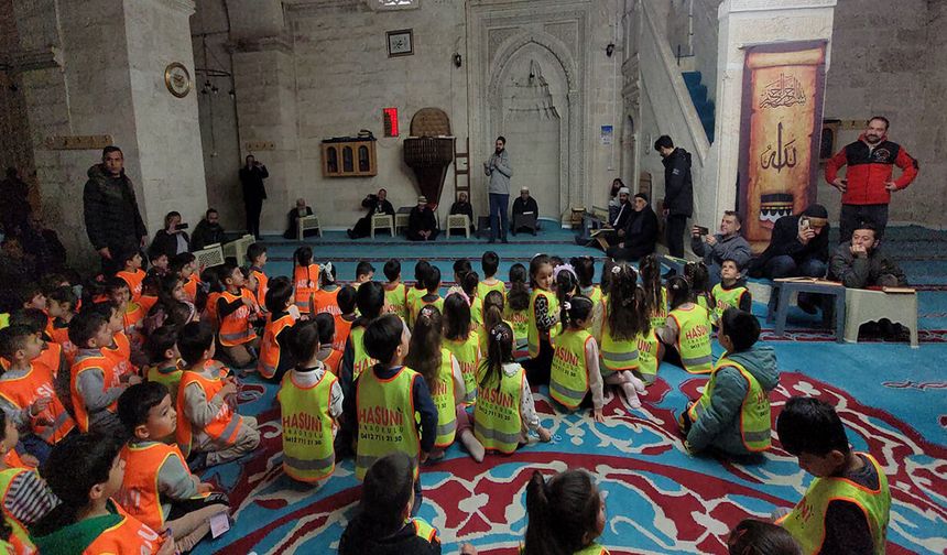 Silvan'da miniklerden anlamlı ziyaret: Yaşlılara hurma ve tespih hediye ettiler