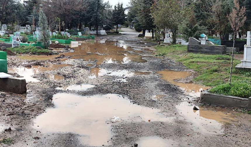 Diyarbakır’da Yeniköy Mezarlığı çamur deryasına döndü