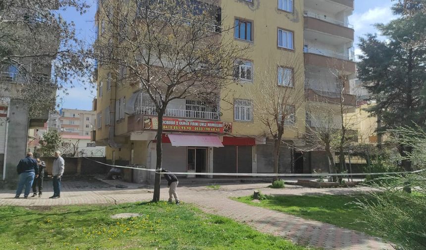 Bağlar'da dün gece tahliye edilen binada incelemeler sürüyor