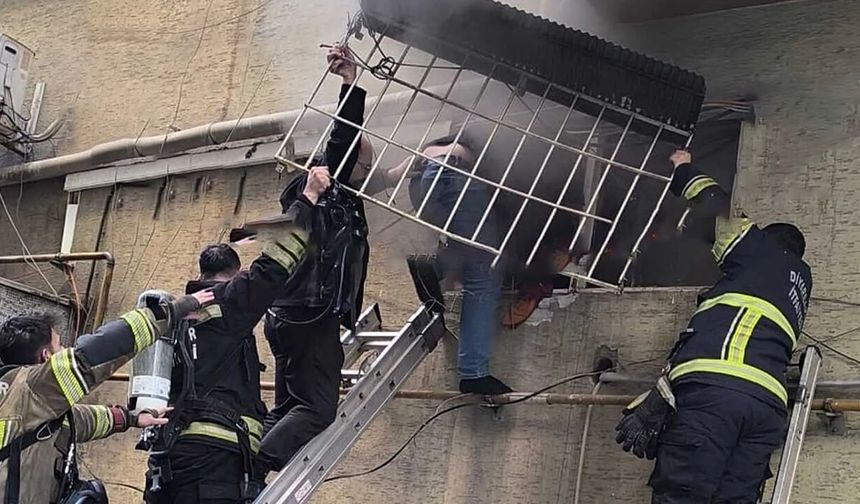 Berber dükkanında yangın: Çırak son anda kurtarıldı