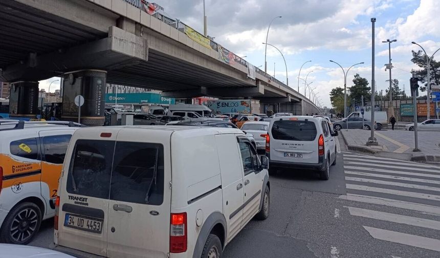 Diyarbakır’da trafik ışıkları çalışmayınca yoğunluk oluştu