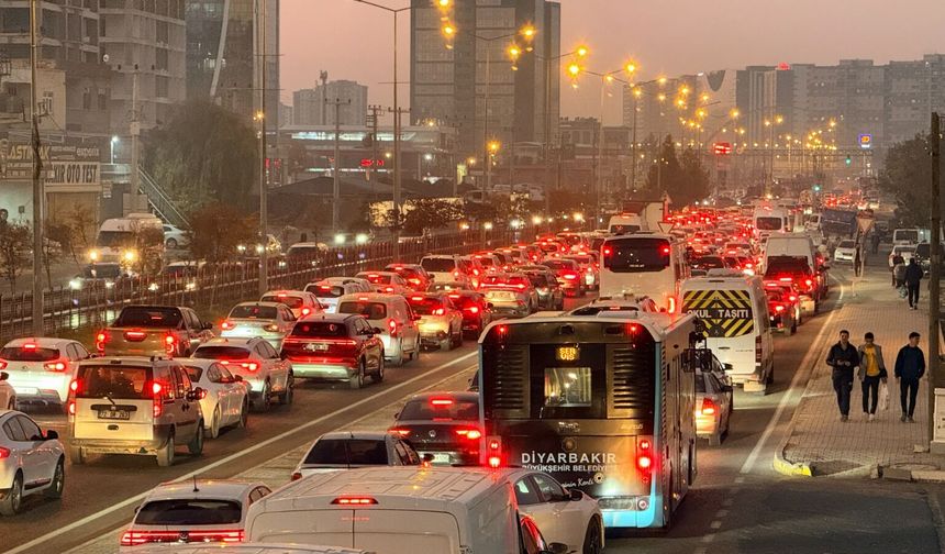 Diyarbakır'da trafik çilesi büyüyor, raylı sistem için adım atılmalı