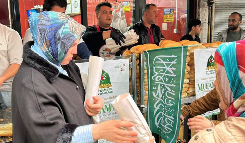 Diyarbakırlı esnaftan Kutlu Doğum Haftası'nda 2 bin kişiye döner ikramı