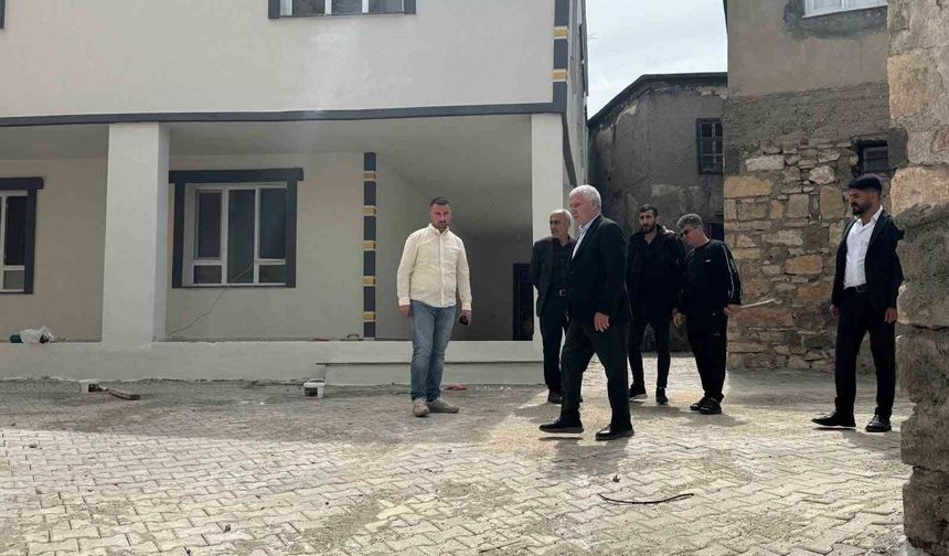 Çermik'te bozulan yolların yapımına başlandı