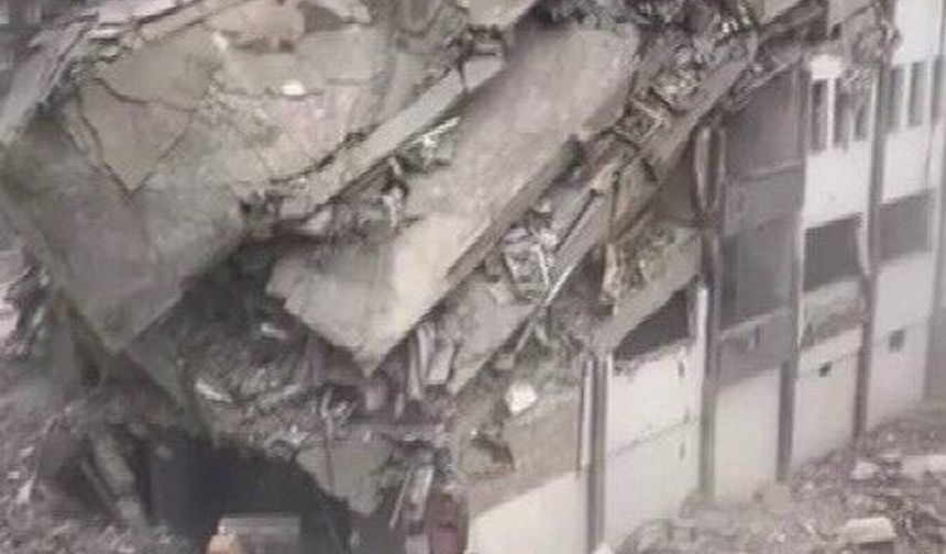 Diyarbakır'da ağır hasarlı binalar yıkılıyor