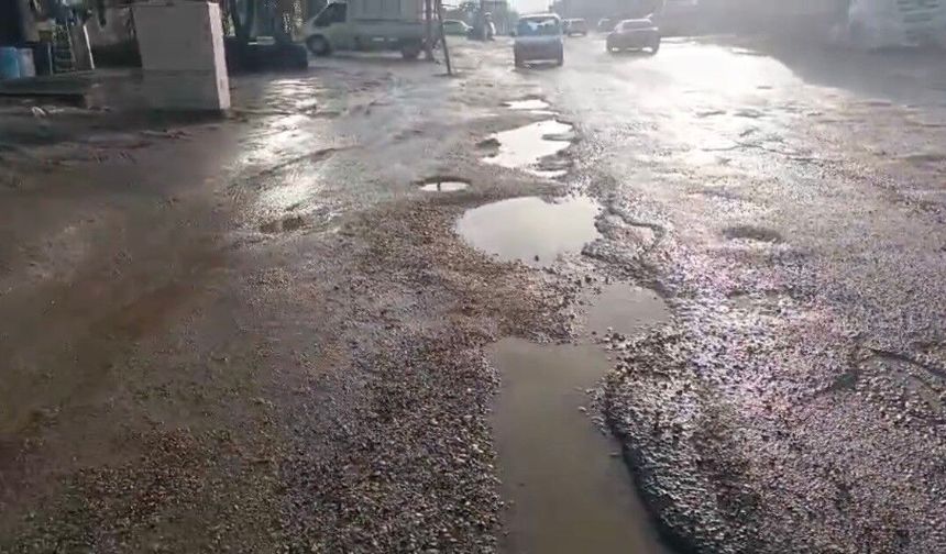 Diyarbakır'da bozulan yollar sürücülere zor anlar yaşatıyor