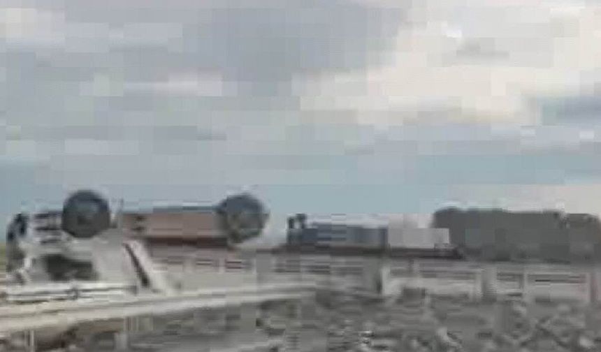 Diyarbakır'da briket yüklü tır yan yattı: Bir yaralı