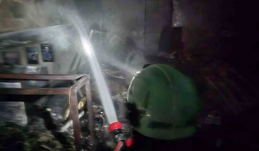 Diyarbakır'da cam balkon üretimi yapılan iş yerinde yangın