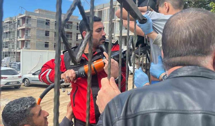 Diyarbakır'da demir korkuluk, küçük çocuğun koluna saplandı