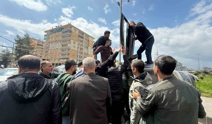 Diyarbakır'da kaldırıma çarpan otomobil yan yattı